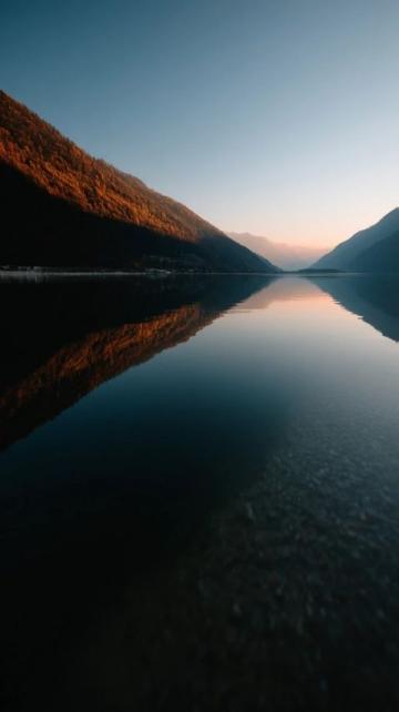 夕阳下的嘎日迪湖:如诗如画的自然美景