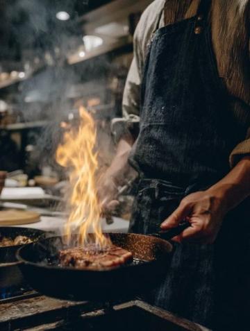 探秘新密美食夜市:文昌大公鸡与炭火羊排的魅力