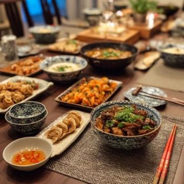 昨晚家常三菜一桌香:五花肉烧土豆、清炒莲藕苗、清炒黄豆芽