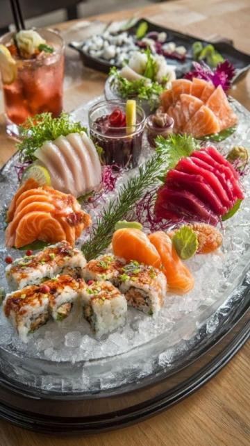 深夜美食特辑:外国友人大胆尝试脆皮肘子与青龙刺身