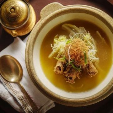 江苏镇江特色美食推荐:锅盖面、肴肉与蟹黄汤包不容错过