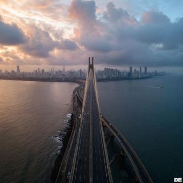 武汉夏日奇观:杨泗港大桥下的“天空之门