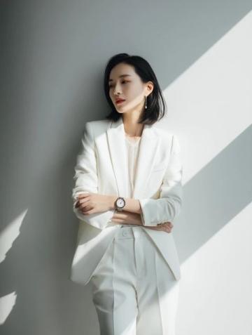 时尚编辑萌萌为筹夏刊熬夜奋战