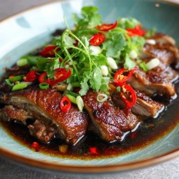 用冰糖还是白糖?红烧肉的甜蜜选择