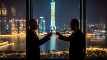 外国友人体验赛龙舟苏州河上的文化纽带与激情碰撞：中外友好在龙舟上热烈相聚。