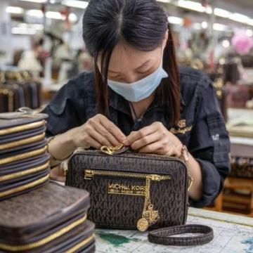 我领悟了:每月收入仅三千,却奢侈购入三万元包包的经历