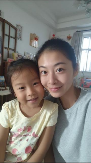 谢浩男妈妈许健华成功回归,带小女儿上学,还展示厨房神器