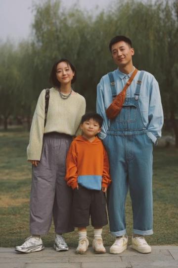 一家三口逛街吃完李先生牛肉面,时光倒流回到了从前