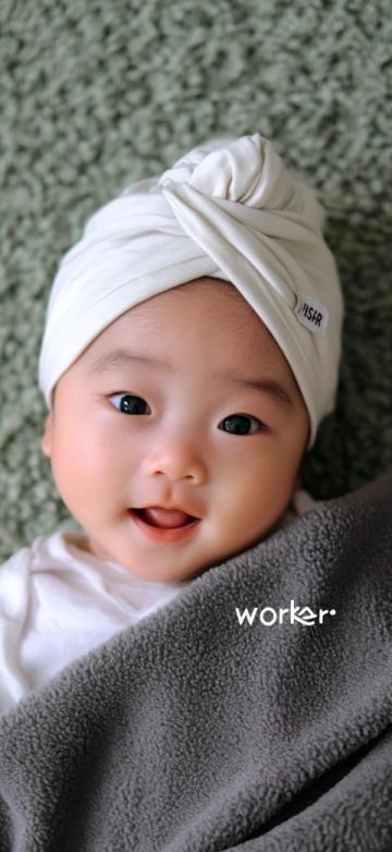 5月20日,孔子第76代孙公开消息,自己已在美国结婚,妻子厚唇大眼是大马名媛