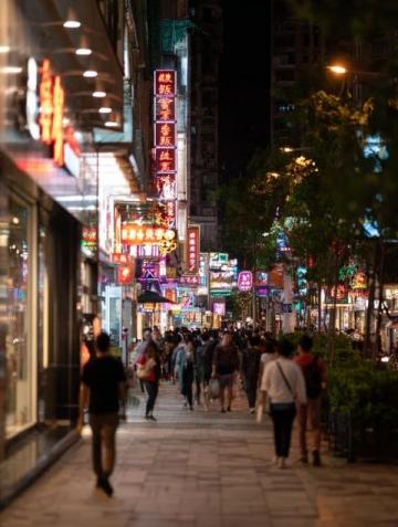 南宁五象新区地摊经济火爆,写字楼热度不及网红夜市