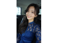 张含韵现身阿塞拜疆街头畅享美食腰身略显圆润