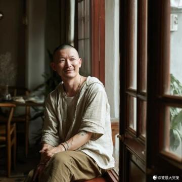 流浪汉捡钱上交警局暖心感动中国