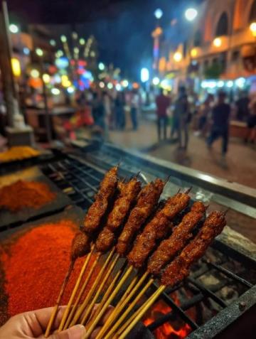 钦州早市的烟火与美味：猪脚粉、五色糯米饭的诱人邂逅