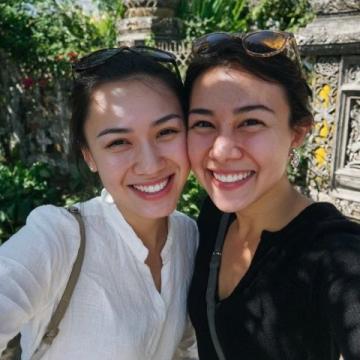 我与爱人同窗的老友,相识三十年情谊长