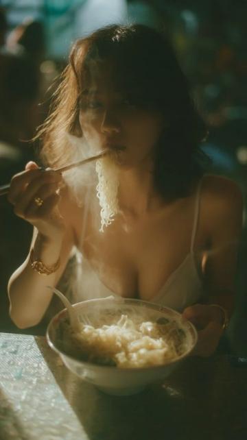 女孩路边吃炒饭遇到流浪汉,她的反应温暖人心