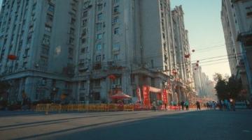 六元钱的童年狂欢校门口的路边摊,是城市最温暖的烟火