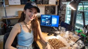 我表妹被邀请参加香蜜湖的大型运动社区活动!她准备了好吃的小食,等待顾客的到来!