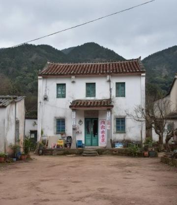 在徽州区黄山脚下,我们选择了寨上村的一个农家乐来度过美好的一晚。