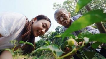 巴州区兴文小学校园农场种蔬菜,校门口摆摊搞义卖