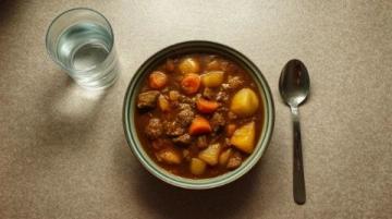 10分钟征服味蕾的家常番茄土豆炖牛肉:经济实惠,新手友好,连汤汁都不容错过!