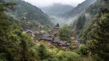 藏在群山中的绝美小城,媲美云南洱海的仙境之地