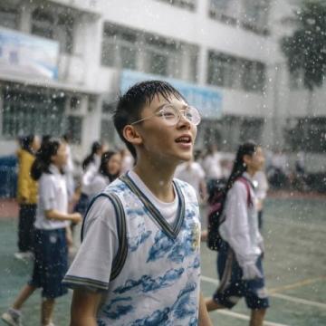 一骑红尘！贵州贵阳，高考考场外，一个男生忘带准考证，急的团团转