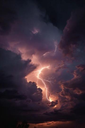 探索日常生活中的气象智慧：了解夜晚收音机、高空温度与电脑使用时的关键气象因素