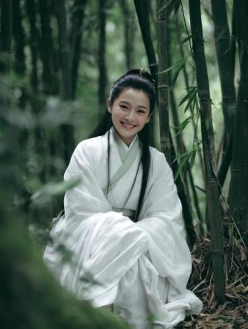 谢娜林心如现身浙江余村肤色差异明显