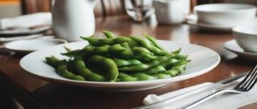 夏日家庭晚餐:清爽素炒豆角与韭菜炒鸡蛋