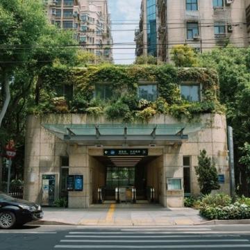 重庆谢家湾站,最像香港的街区,看起来好大气上档次呦。城市感满满的。网友戏称重庆