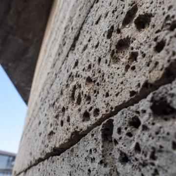 墙固就是指水泥、混凝土等建筑材料固化后的硬性物质。