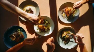 五步打造'好好吃饭': 专注饮食、倾听身体、个性选择、仪式感与心理调适