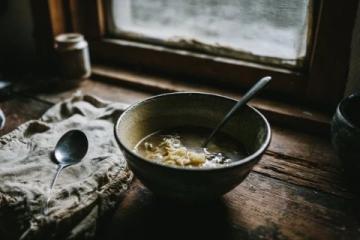 你晓得吗?一碗看似普通的绿豆海带汤,居然蕴含着清热祛火的小秘密呢!今日