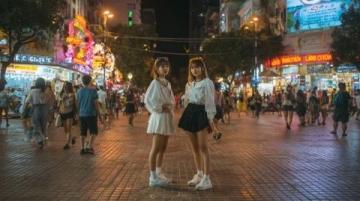 夜晚的汕头:华侨公园海滨长廊灯火璀璨,人流不息