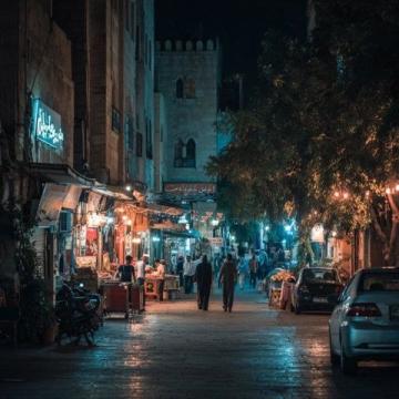夜晚的汕头:华侨公园海滨长廊灯火璀璨,人流不息