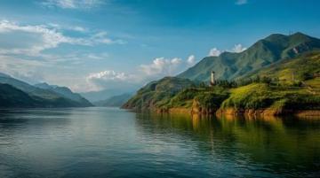 东江岸畔的放生盛景:台江边的如画风光