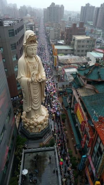 
千里归乡路：金华儿子春节遇堵，父母深夜守候盼团圆