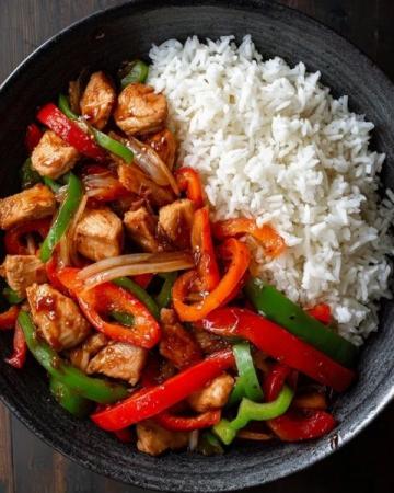 青椒肉丝,这道经典的中式家常菜,以其色泽鲜艳、口感丰富而受到众多食客的喜爱