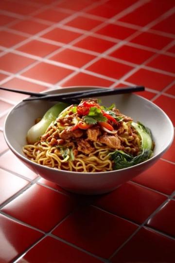 青椒肉丝,这道经典的中式家常菜,以其色泽鲜艳、口感丰富而受到众多食客的喜爱