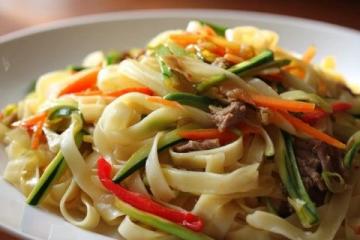 丫丫中午福利!家常葱猪咖喱乌冬面食谱大公开!