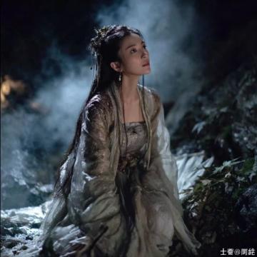 鲍蕾母女三人古装写真颜值爆表，贝儿简直是陆毅翻版！网友们都在讨论这对母女的五官和身材。