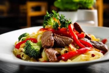 一周不重样的工作日午餐推荐：牛肉炒青椒配酸爽虾滑