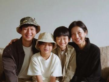 郝劭文妻子二胎生子,晒儿子吃鸡腿照笑翻网友