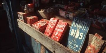 这是1945年11月份的一组珍贵老照片,拍摄于重庆路边的一家小吃店