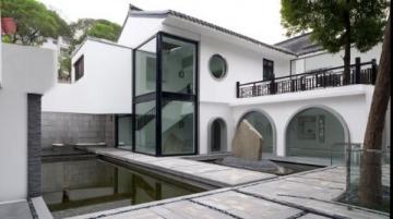 金寨蔚蓝海岸度假山庄在安徽省六安市金寨县油坊店乡龚冲村,有一处度假胜地——