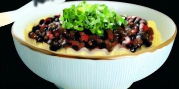 云南传统名小吃：承载历史与乡愁的豆焖饭