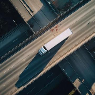 掌握美国高速公路缴费指南:避免收费路段、了解电子缴费系统及其使用方法