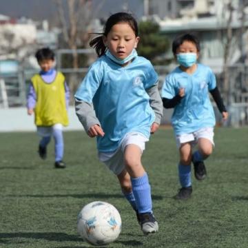 2025年江苏省城市足球联赛第五轮综述:南京强势领跑,常州球迷雨中坚守,精彩赛事前瞻与文化交融