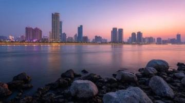 青岛是中国海滨重要城市的教育中心 青岛市拥有多所高校包括综合性大学和重点高校等,各个高校都具有不同的特点和优势。