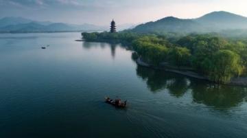 黎明六点,微光悄然洒落顺峰山公园的青云湖畔,湖水仿若被唤醒的精灵,泛起粼粼波光